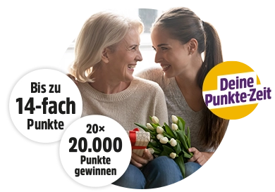 Seniorin und junge Frau lächeln mit Blumenstrauß, Punkte-Aktion, jetzt profitieren!