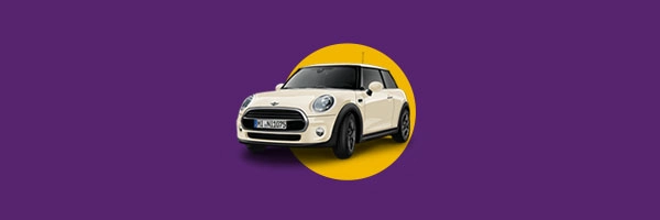 Kompakter weißer Mini Cooper vor lila Hintergrund, stilvoll und modern.