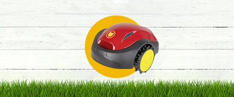 Innovativer Rasenmähroboter auf grünem Gras vor weißem Hintergrund.