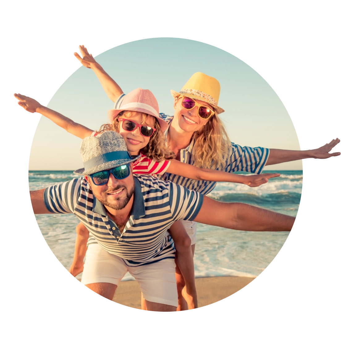Familienurlaub am Strand: Glückliche Momente in der Sonne genießen.