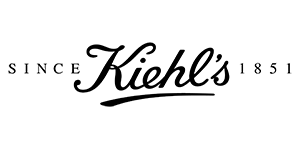 Luxuriöses Wohnzimmerdesign mit stilvollen Möbeln und eleganter Beleuchtung.
