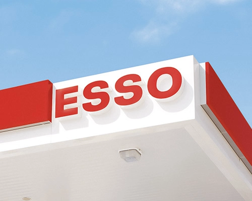 Moderne Esso-Tankstelle unter blauem Himmel für erstklassigen Service und Qualität.