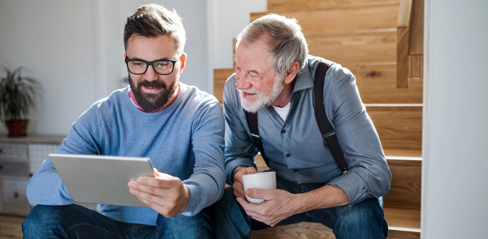 Ein Mann richtet mit seinem Papa das neue technische Vatertagsgeschenk ein