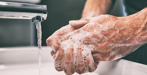 Hygienische Handwäsche unter fließendem Wasser für optimale Sauberkeit und Gesundheit.