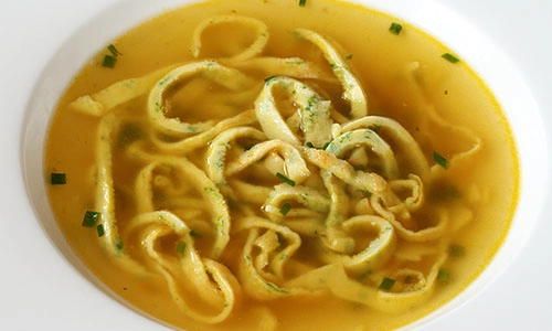 Flädlesuppe in der Schale
