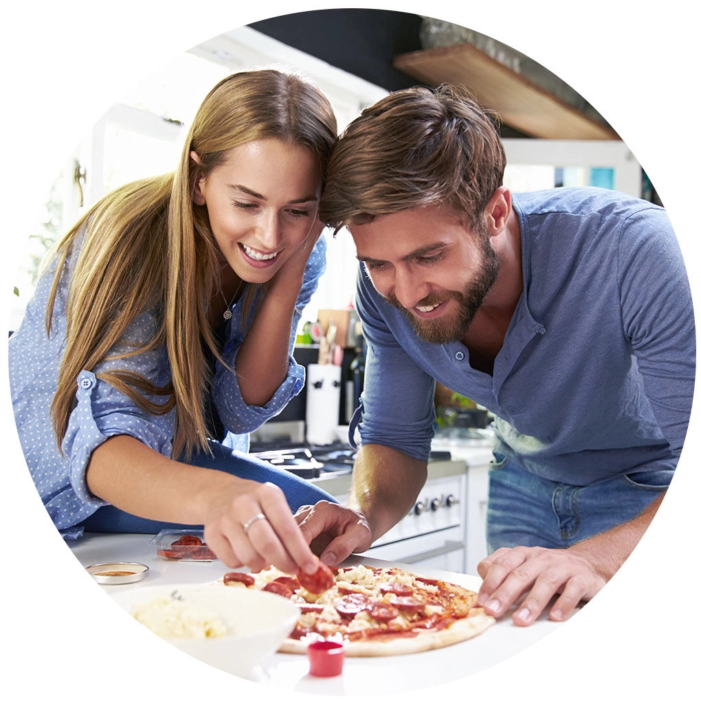 Paar kocht günstiges Essen