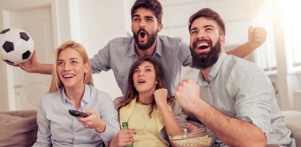 Freunde singen gemeinsam die deutsche Nationalhymne während der EM 2021