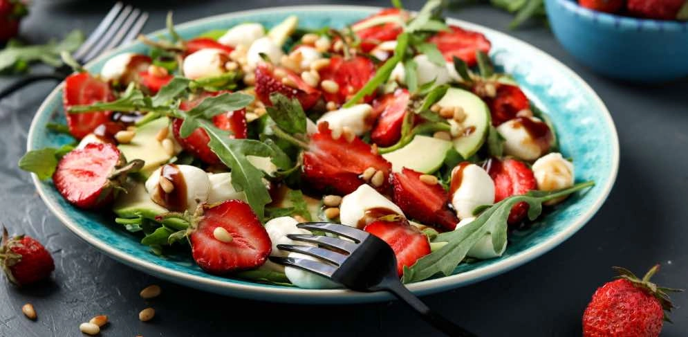 Sommerlicher Salat mit Rucola, Erdbeeren und Pinienkernen