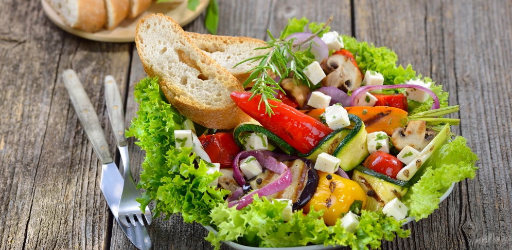 Mediterraner Salat griechischer Art auf Teller