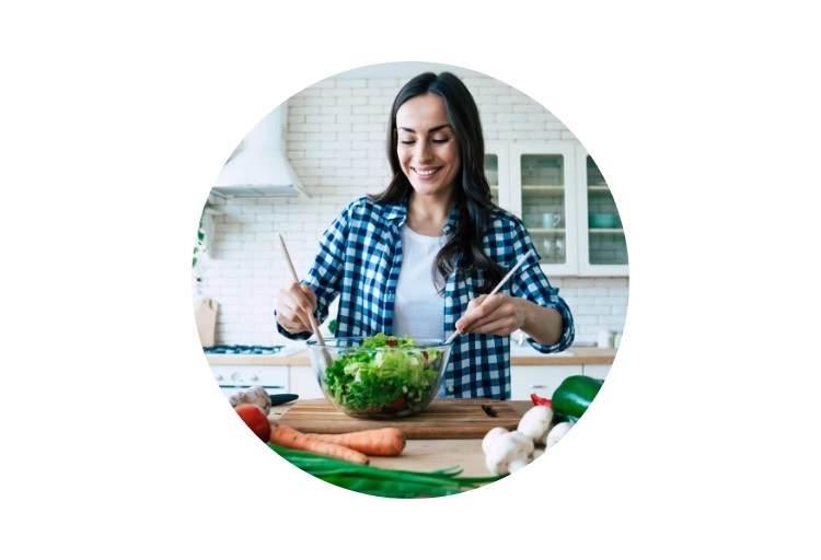 Frau bereitet frischen Salat in moderner Küche zu, gesunde Ernährung, Genuss.