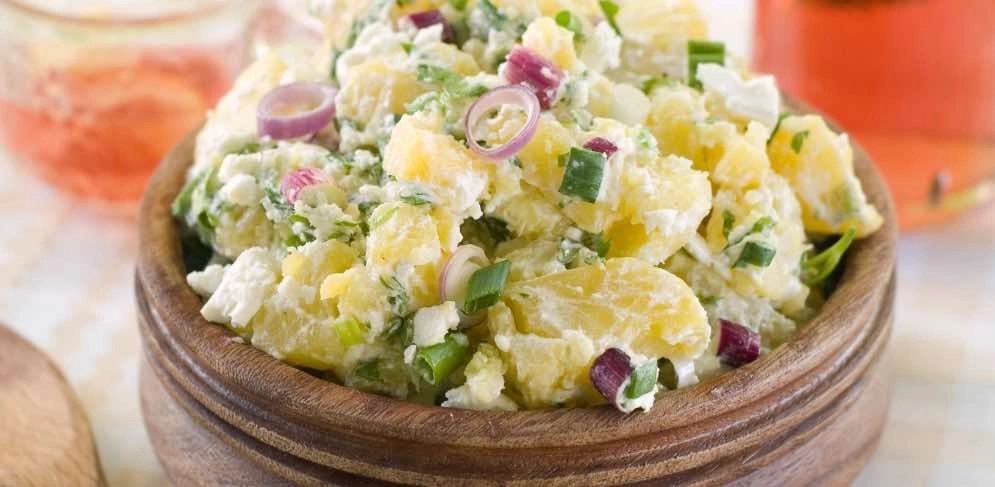 Herzhafter Grillsalat mit Kartoffeln und Zwiebeln