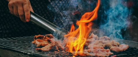Ein Stück Fleisch auf dem Grill
