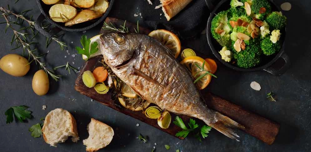 Frischer Fisch mit Gemüse, perfekt zubereitet für ein kulinarisches Erlebnis.