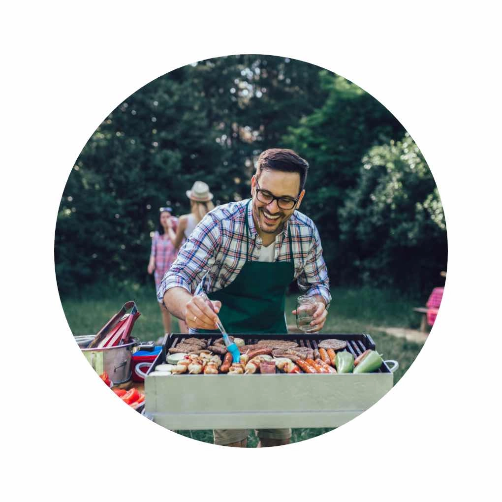 Grillmeister beim Sommerfest: Frisches BBQ im Grünen genießen. Perfekt für Outdoor-Events!