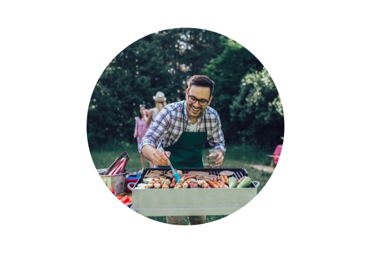 Grillmeister beim Sommerfest: Frische Köstlichkeiten im Freien genießen.