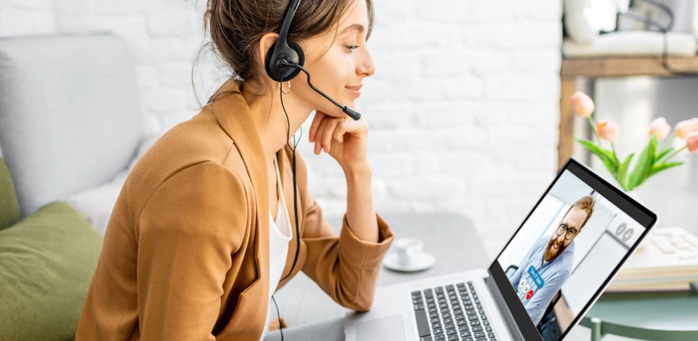 Frau mit Home-Office-Outfit