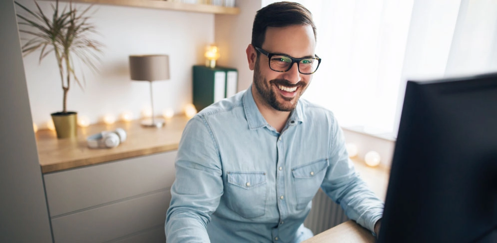 Mann hält Home-Office-Dresscode ein