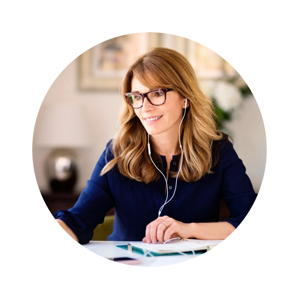 Frau mit Home-Office-Kleidung