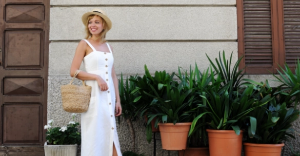Frau trägt weißes Date-Outfit