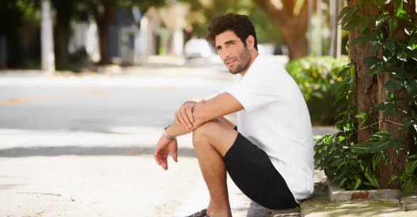 Mann in lockerem Date-Outfit