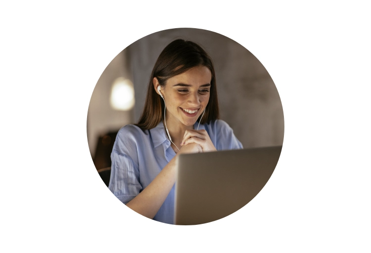 Moderne Frau bei Videokonferenz, lächelnd und engagiert, in professioneller Umgebung.