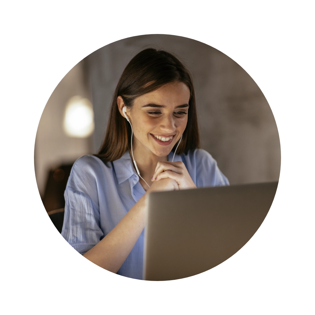 Frau beim Online-Date am Laptop