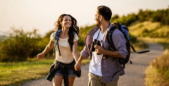 Paar in Outdoor-Outfits
