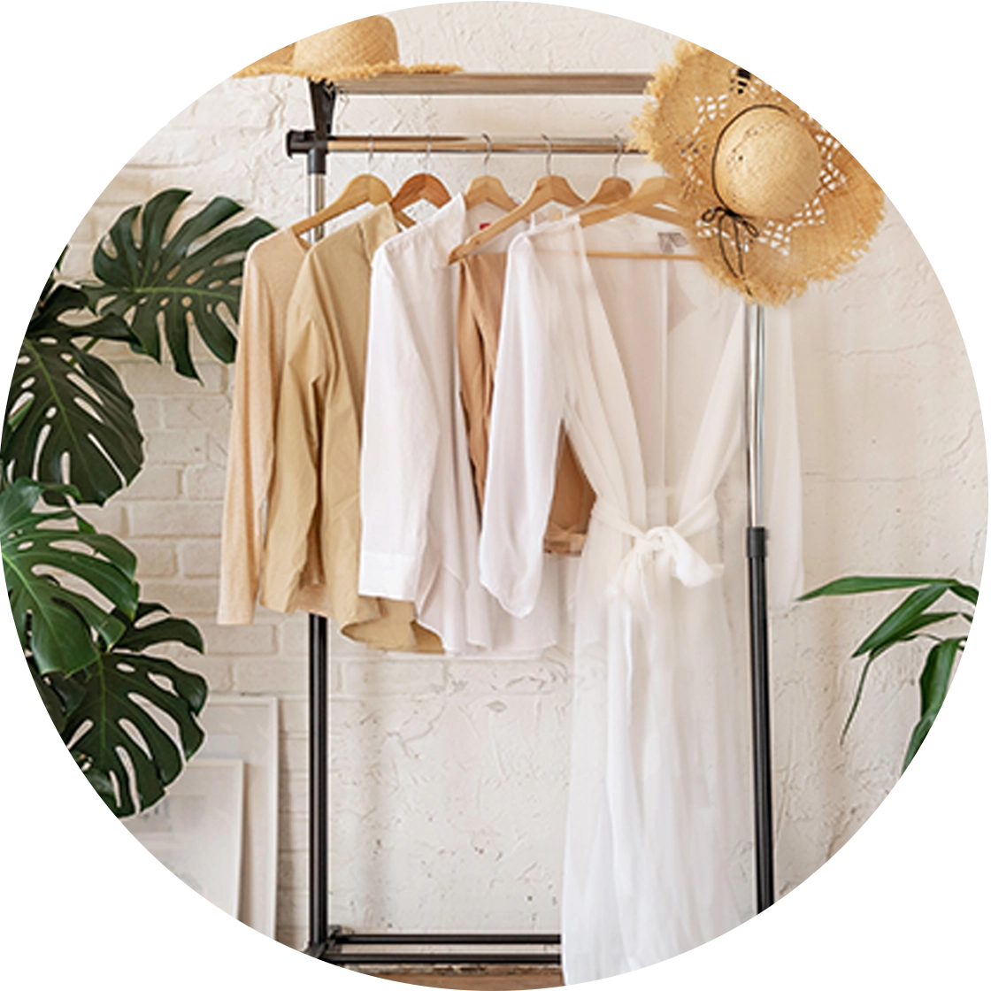 Elegante Sommermode: Stilvolle Kleidung auf Kleiderstange, perfekt für sonnige Tage.