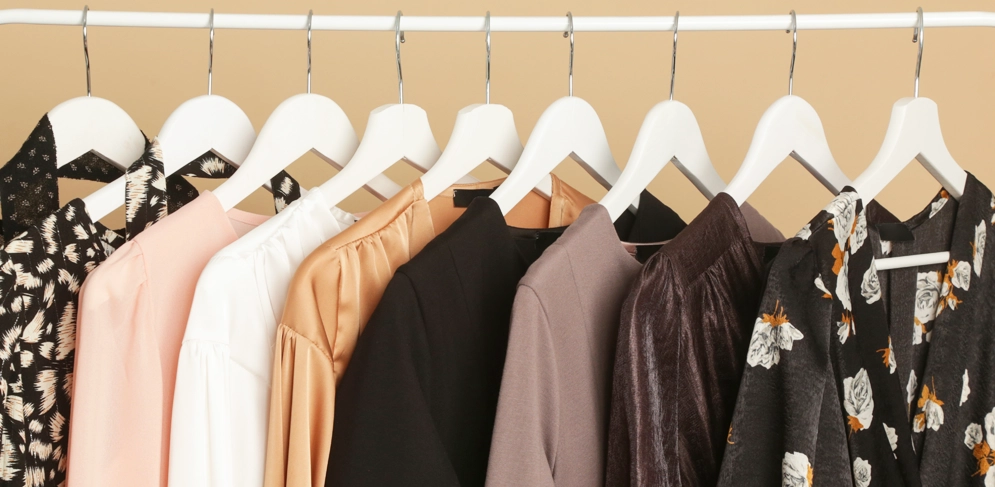 Elegante Damenblusen auf Kleiderbügeln, stilvoll und modern präsentiert.