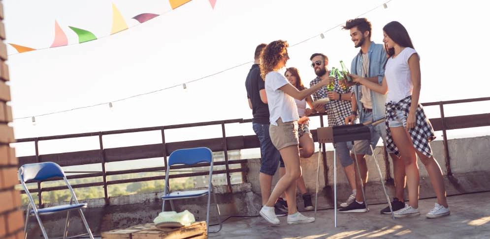 Freunde grillen auf dem Balkon 