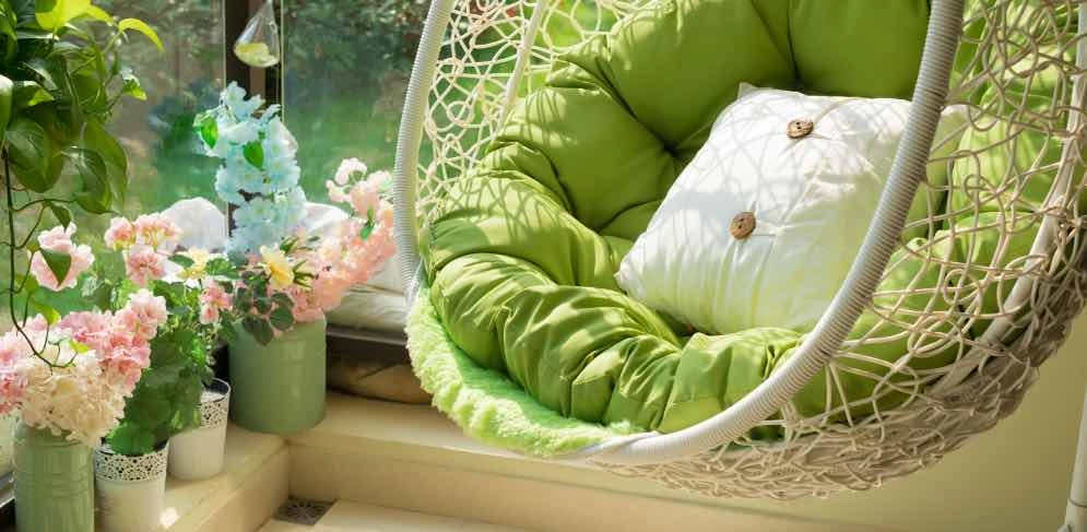 Balkon im Retro-Design und mit Hängesessel dekoriert 