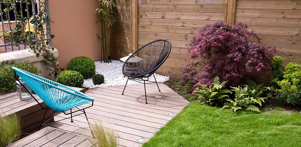 Zwei Kunststoff-Gartenstühle stehen bereit zum Reinigen