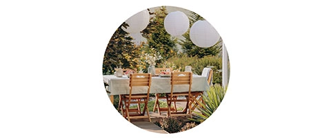 Gartenparty-Atmosphäre: Stilvoll gedeckter Tisch im Freien mit eleganter Dekoration.