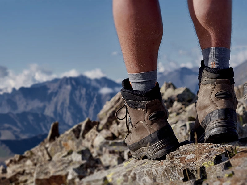 Mann mit Wanderschuhen auf Felsen