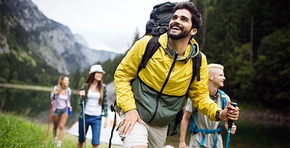 Wanderer genießen die Natur in den Bergen, Abenteuer und Freiheit erleben.