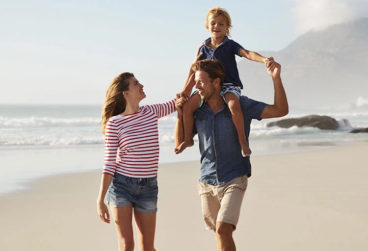 Familienglück am Strand: Unvergessliche Momente in der Natur erleben.