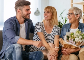 Moderne Familie lächelt im Wohnzimmer, harmonische Atmosphäre.