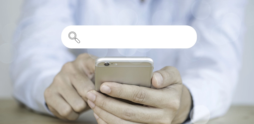 Eine Person schaut, welche Anforderungen der Handyvertrag erfüllen sollte
