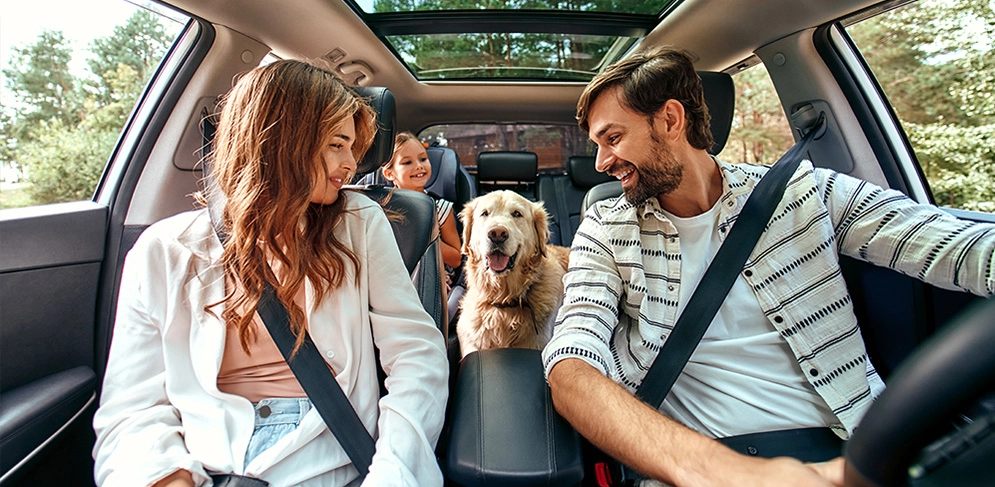Eine Familie fährt zusamen im Auto in den Urlaub