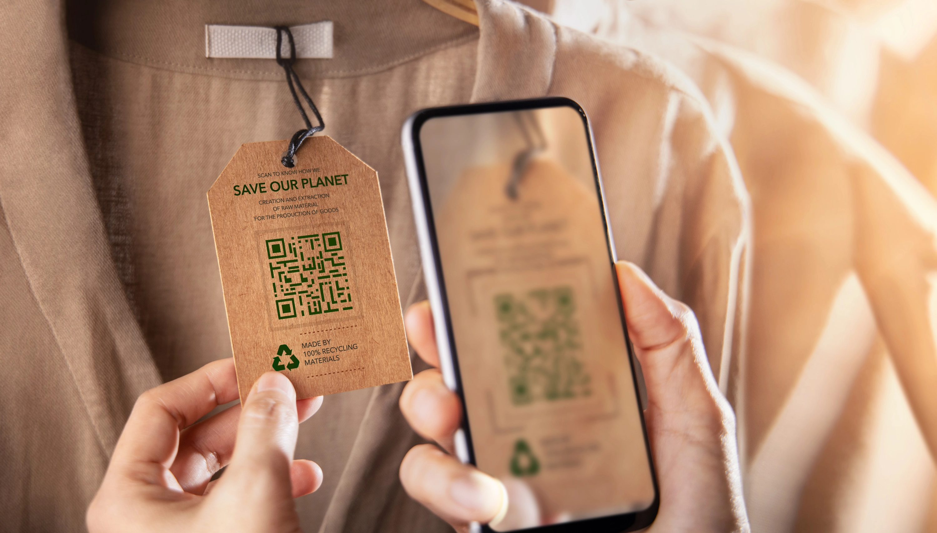 Nachhaltige Mode: QR-Code für umweltfreundliche Kleidung scannen.