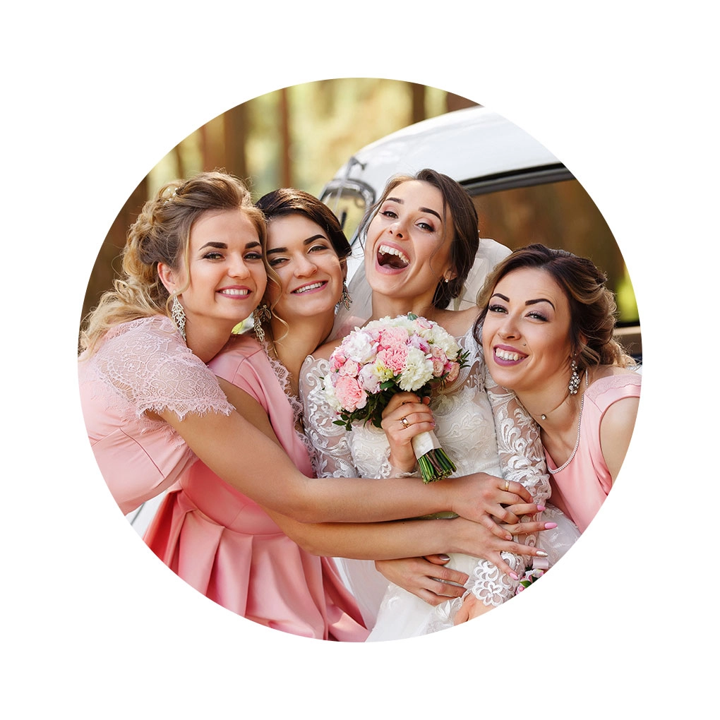 Frauen in unterschiedlichen Hochzeitsgast Outfits in passenden Farben.