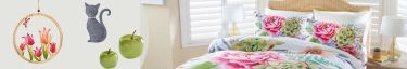 Blumige Bettwäsche im Schlafzimmer, frische Frühlingsdekoration, einladend und stilvoll.