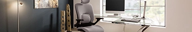 Moderner, eleganter Arbeitsplatz mit ergonomischem Stuhl und stilvollem Glas-Schreibtisch.