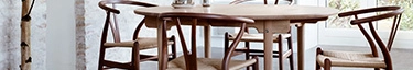 Eleganter Esstisch mit stilvollen Holzstühlen in modernem Interieur.