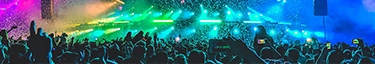 Live-Konzert: Begeisterte Menge im bunten Lichtermeer, unvergessliches Eventerlebnis.
