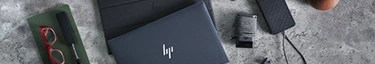 Elegantes HP-Laptop-Setup auf modernem Schreibtisch, ideal für produktives Arbeiten.