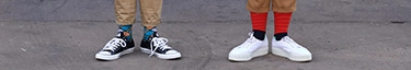 Bunte Socken und stylische Schuhe: Trendige Mode für Individualisten.