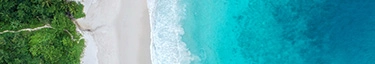 Traumhafter Strand mit türkisblauem Wasser und üppigem Grün - Paradiesische Erholung.