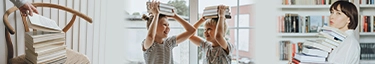 Bücherstapel, Kinder mit Büchern, Frau mit Büchern, Lesefreude, Bildung, Inspiration.