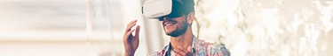Mann mit VR-Brille erlebt virtuelle Realität, innovatives Erlebnis.